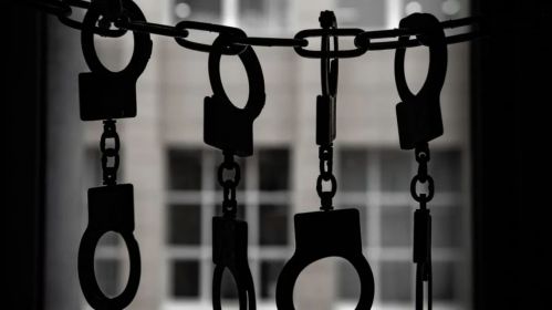  Handcuffs. Illustrative photo: novayagazeta.ru