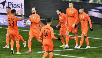Co się działo w Zagłębiu Lubin podczas przerwy w rozgrywkach? W ostatnim meczu Zagłębie zremisowało 4:4 z Lechią (fot. PAP) Mecz Zagłębie - Lechia. Radość piłkarzy Zagłębia z gola (fot. PAP)