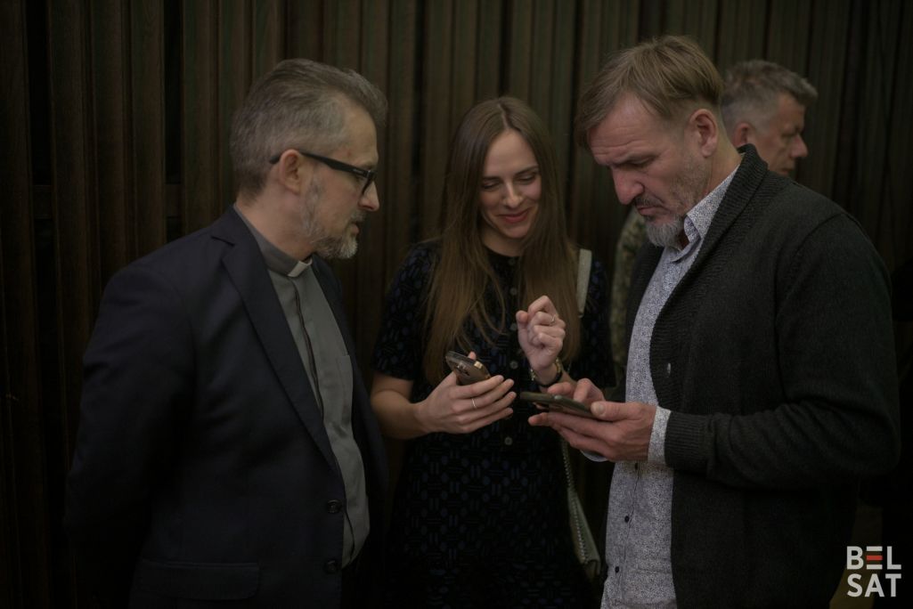 Вячаслаў Барок, Маргарыта Ляўчук і Піт Паўлаў на вечары адкрыцці фестывалю ў Варшаве, Польшча. 24 лістапада 2023 года. (Фота: Карына Пашко / Белсат)