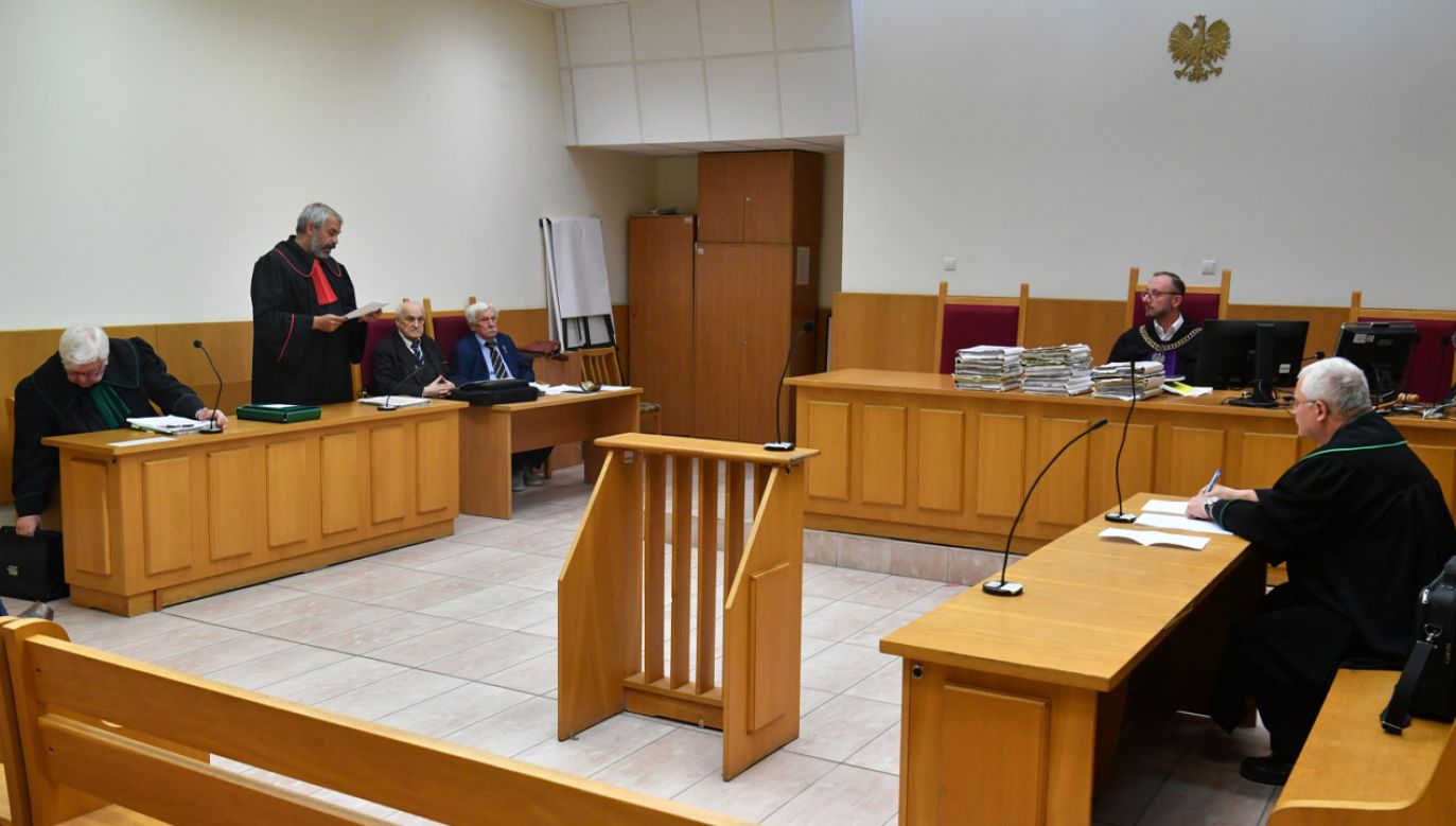 Oskarżyciele posiłkowi dr Jerzy Kropiwnicki (3L) i Tadeusz Stański (4L) byli ofiarami Witolda Ł. (fot. PAP/Andrzej Lange)