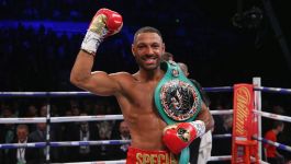 Kell Brook (fot. Getty Images) Kell Brook, były mistrz świata IBF wagi półśredniej, uśmiecha się na ringu bokserskim, unosząc prawą rękę w czerwonej rękawicy i dzierżąc zielony pas mistrzowski WBC. Brook wraca do ringu 13 lutego 2026 roku w Dubaju, by uczcić pamięć zmarłego Ricky'ego Hattona (fot. Getty Images)