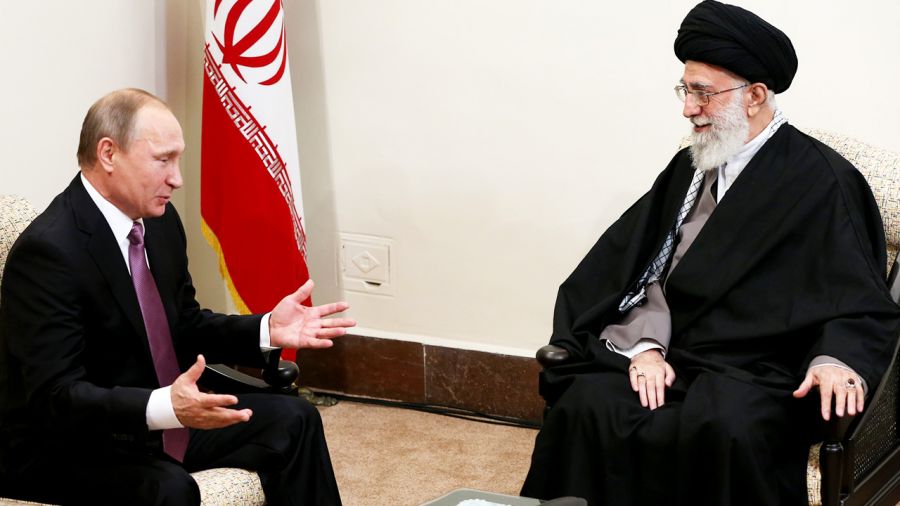 Władimir Putin i ajatollah Chomeini (fot. Pool/Iranian Supreme Leader Press/Anadolu/Getty)