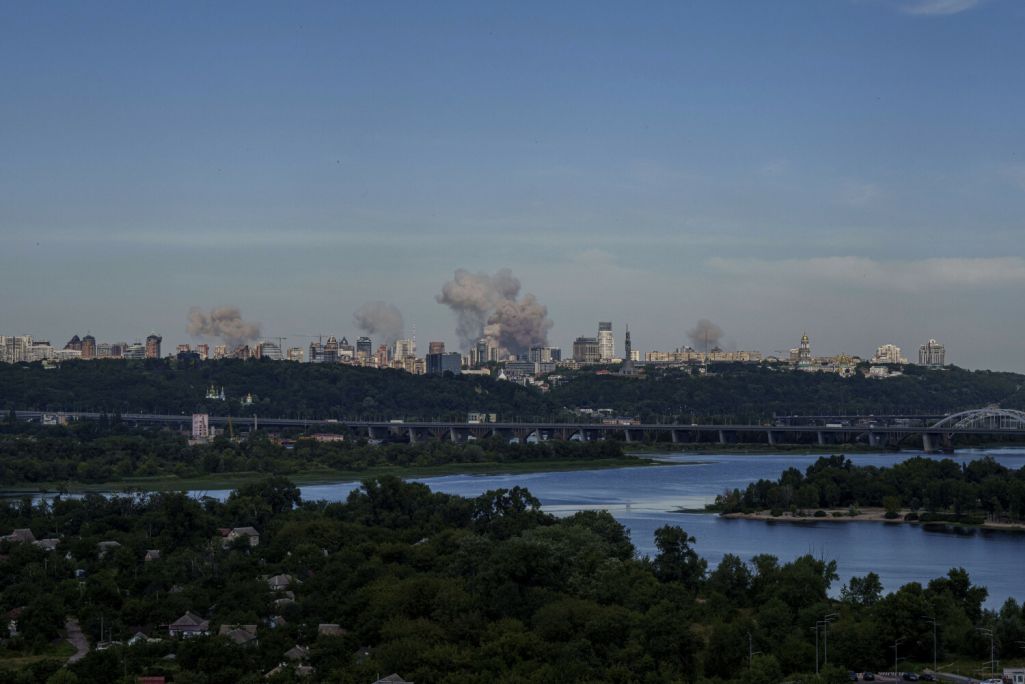 Дым падымаецца над украінскай сталіцай пасля расейскай (Фота: Evgeniy Maloletka / AP Photo / East News)