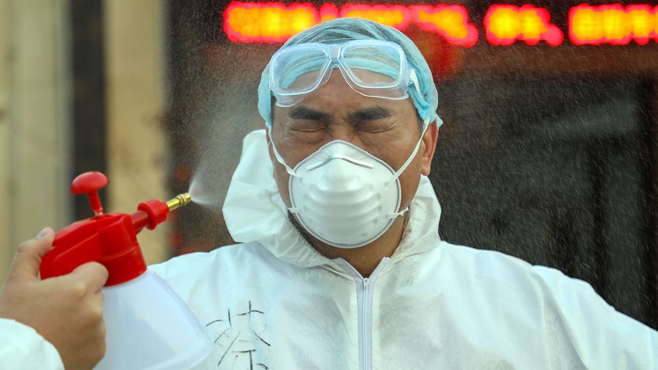 Prof. Gut odniósł się m.in. do sprawy maseczek ochronnych (fot.  Feature China/Barcroft Media via Getty Images