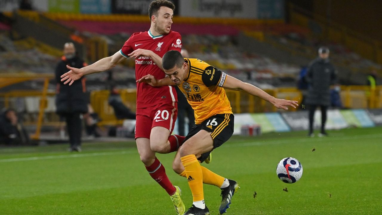 Diogo Jota i Conor Coady w walce o piłkę (fot. Getty Images)