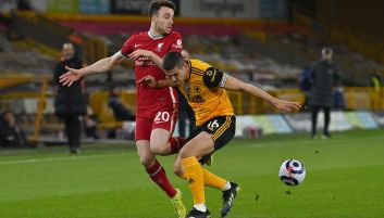 Diogo Jota i Conor Coady w walce o piłkę (fot. Getty Images)
