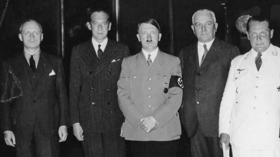 Lipiec 1935 roku. Wizyta ministra spraw zagranicznych Józefa Becka (drugie z lewej) w Berlinie. Szefa polskiej dyplomacji przyjął kanclerz Adolf Hitler. W spotkaniu wzięli udział także Joachim von Ribbentrop (pierwszy z lewej), minister spraw zagranicznych Rzeszy Konstantin Freiherr von Neurath (drugi z prawej) oraz Hermann Goering (pierwszy z prawej). Fot. Heinrich Hoffmann/ via Getty Images