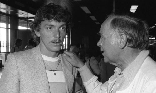 Ale specjalizował się przede wszystkim w piłce nożnej. Na zdjęciu w 1980 r. Jan Ciszewski ze Zbigniewem Bońkiem. Fot. PAP/CAF-Tadeusz Zagoździński