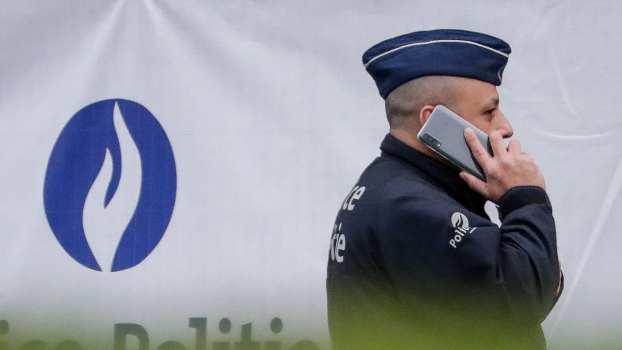 Policjanci strajkują poprzez powolne prowadzenie kontroli paszportowych, w efekcie czego tworzą się długie kolejki (fot. Shutterstock/STEPHANIE LECOCQ) Policjanci strajkują poprzez powolne prowadzenie kontroli paszportowych, w efekcie czego tworzą się długie kolejki (fot. Shutterstock/STEPHANIE LECOCQ)