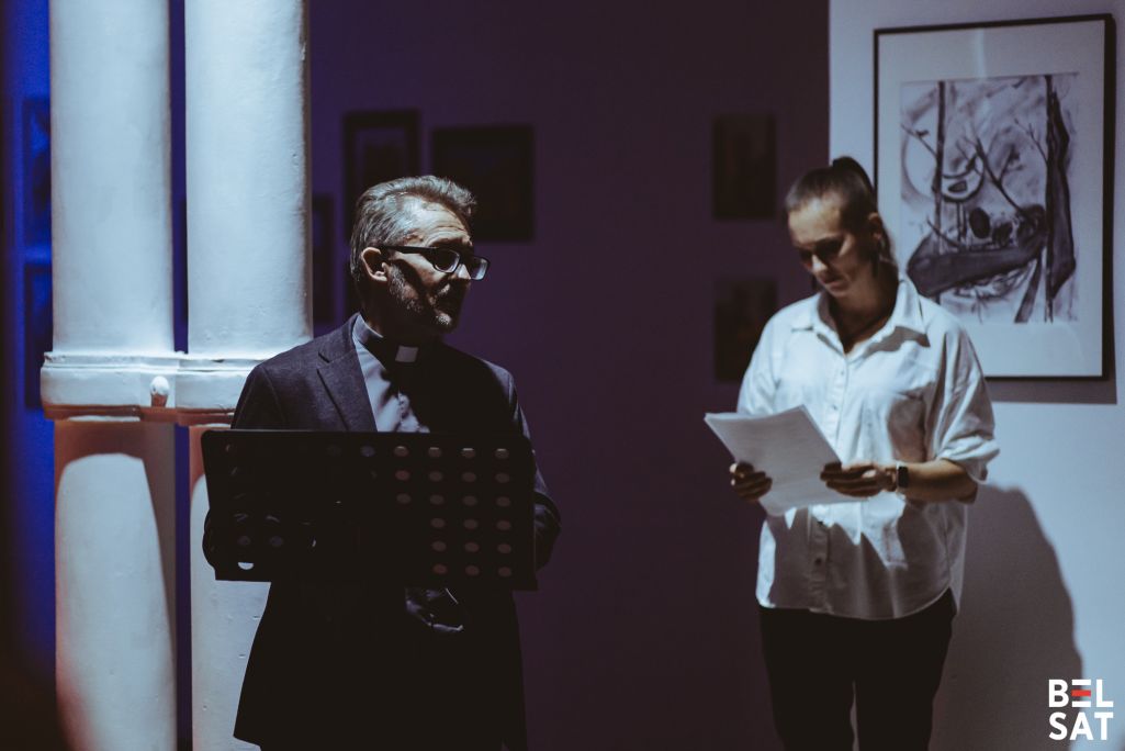 Людзі чытаюць вершы паэтаў, якія былі расстраляныя ў 1937 годзе ў Менску. Імпрэза пад назвай «Ноч расстраляных паэтаў» з нагоды гадавіны тых падзей адбылася ў Музеі новай Беларусі. Варшава, Польшча. 29 кастрычніка 2024 года. Фота: Белсат