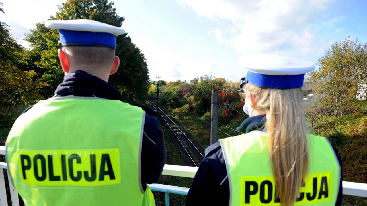 Przewodniczący NSZZ Policjantów: Jeśli ktoś podniesie rękę na policjanta powinien ponieść surowe konsekwencje (fot. PAP/Marcin Bielecki) Przewodniczący NSZZ Policjantów: Jeśli ktoś podniesie rękę na policjanta powinien ponieść surowe konsekwencje (fot. PAP/Marcin Bielecki)