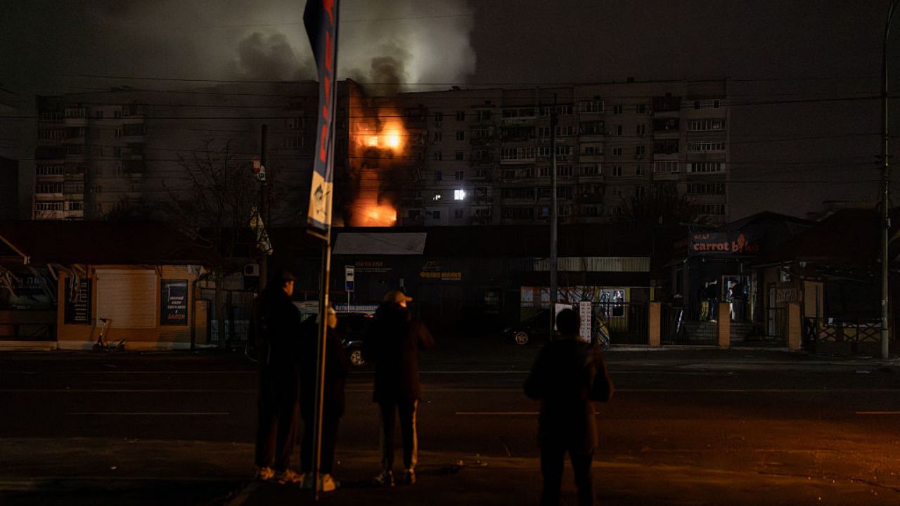 Brutalny atak Rosji na Kijów. Pożar budynku mieszkalnego