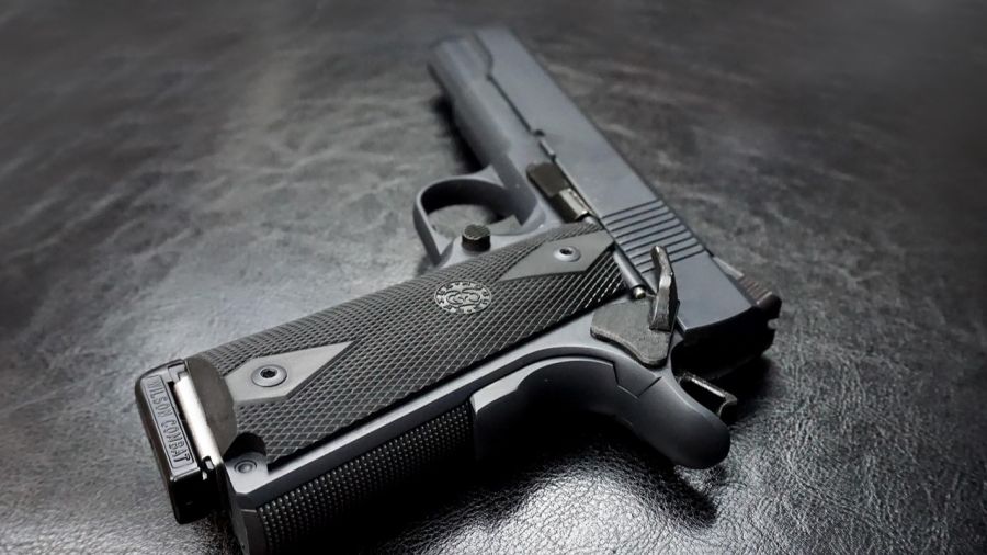 Policjanci będą ustalać skąd pochodzi broń i gdzie jej użyto (fot. Pixabay)