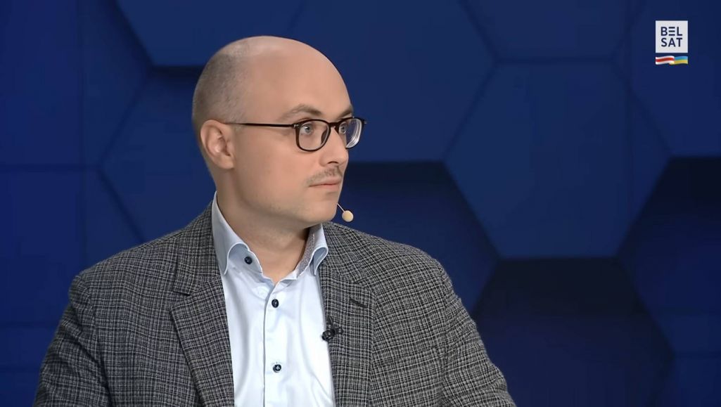 Рыгор Ніжнікаў у студыі «Белсату». Архіўнае фота. Скрыншот: Belsat News / Youtube