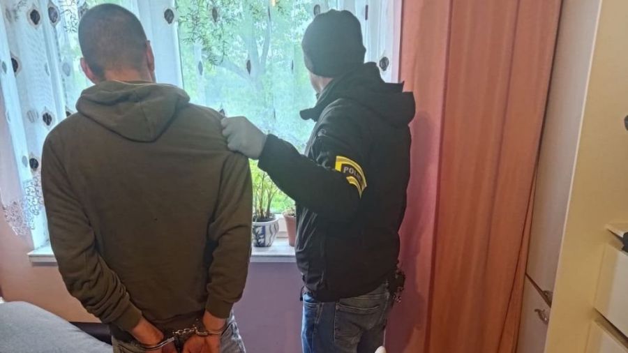 Zatrzymany i aresztowany „odbierak”. Niedawno przejął 60 tysięcy złotych od oszukanych. Zdjęcie: świętokrzyska policja