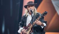 Marian Rian, uczestnik programu „The Voice Senior” i podopieczny Tatiany Okupnik, w półfinale wykonał utwór „Cocaine” Erica Claptona. 