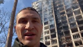 Władimir Kliczko wygłosił apel na tle płonącego budynku w Kijowie (fot. Twitter)