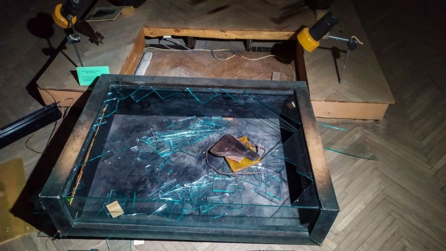 Rozbita i zrabowana gablota Chersońskiego Muzeum Krajoznawczego. Chersoń, 17 listopada 2022 roku. Zdjęcie: Максим Каменєв / Ґрати