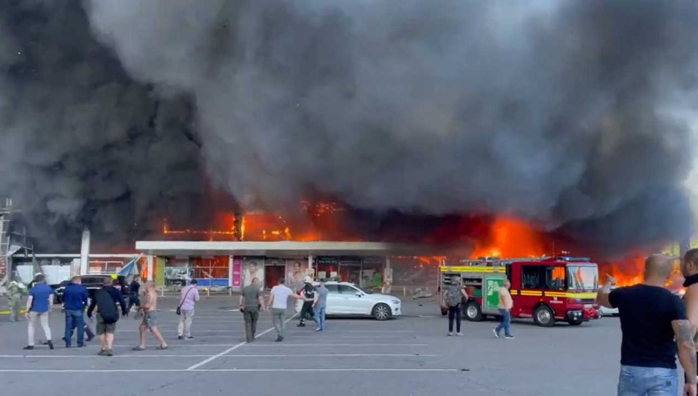Rosyjski pocisk trafił w centrum handlowe w Krzemieńczuku (fot. TT/ IAPonomarenko)