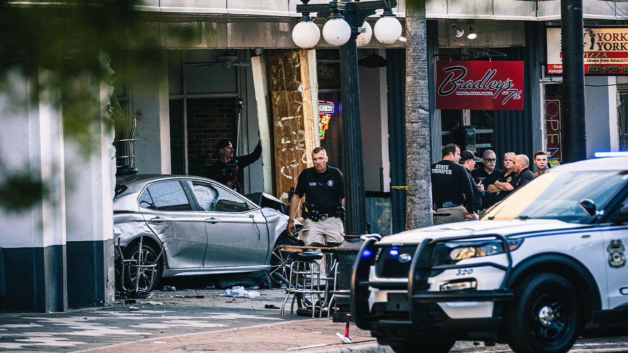 Tragiczny finał policyjnego pościgu. Samochód wjechał w zatłoczony bar