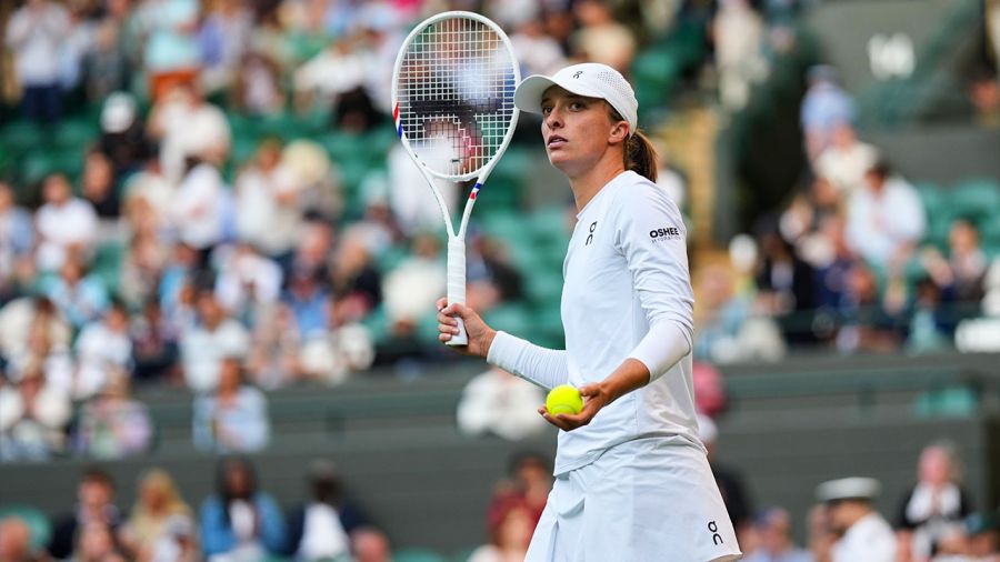 Iga Świątek wyrównała już swój najlepszy wynik w Wimbledonie (fot. Shi Tang/Getty Images)