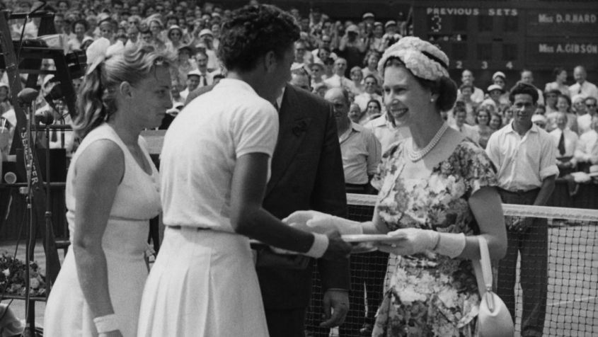Chwilę później brała udział w prawdziwie historycznym wydarzeniu – w 1957 roku wręczała nagrodę za wygranie Wimbledonu Althei Gibson, pierwszej ciemnoskórej tenisistce, która zwyciężyła w turnieju wielkoszlemowym (Fot. Getty)