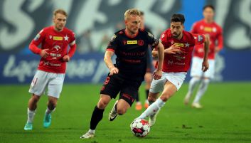 Widzew chce powtórzenia meczu z Wisłą (fot. PAP) Sędzia Damian Kos (na zdjęciu z lewej) popełnił błąd przy golu dla Wisły Kraków na 1:1 (fot. Getty / PAP/Łukasz Gągulski)