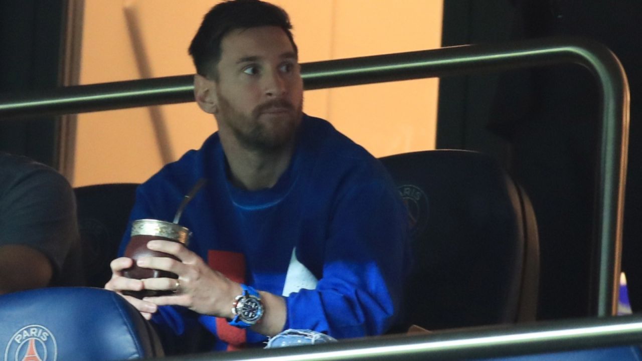 Lionel Messi ostatnio bardzo często przesiaduje na trybunach (fot. PAP)