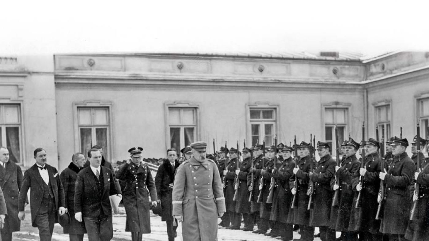 Józef Piłsudski (z przodu) idzie przed frontem oddziału Kolejowego Przysposobienia Wojskowego Okręgu Warszawskiego, 1930 r.