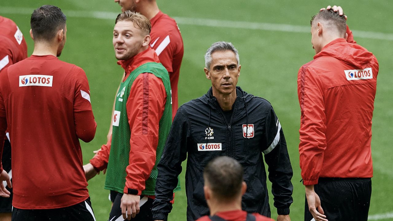 Selekcjoner Paulo Sousa dziękuje kibicom za wsparcie (fot. PAP/Adam Warżawa) Selekcjoner Paulo Sousa dziękuje kibicom za wsparcie (fot. PAP/Adam Warżawa)