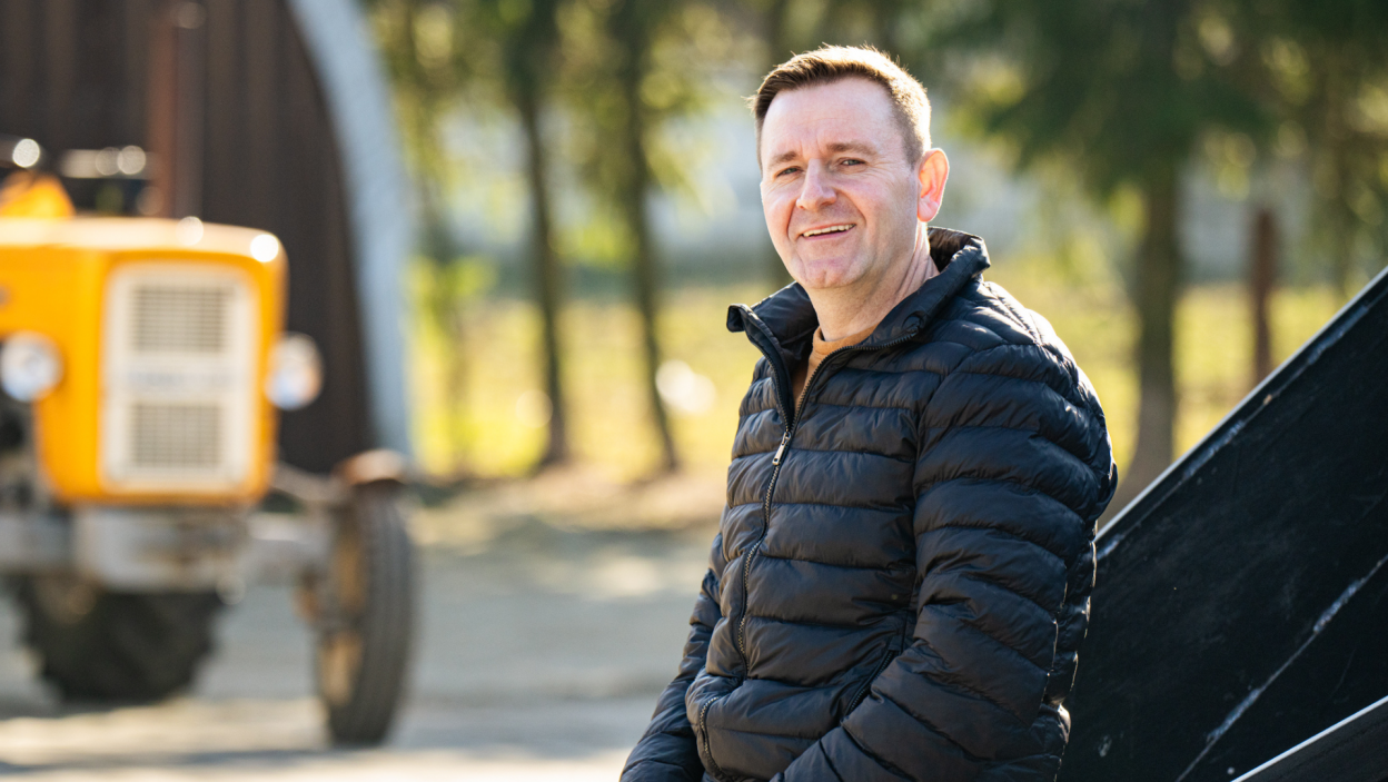 Sebastian ma 44 lata i prowadzi 100-hektarowe gospodarstwo. Określa się jako człowiek rodzinny, sumienny i pracowity. Fot. Piotr Matey/Fremantle