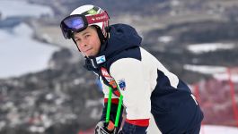 Alexander Steen Olsen (fot. Getty Images) Na zdjęciu widać alpejskiego narciarza w sportowym stroju i kasku, stojącego na stoku w zimowej scenerii. Zawodnik wydaje się skoncentrowany i gotowy do startu. W tle widać ośnieżone góry i dolinę. Fotografia ilustruje artykuł o tym, że zwycięzca zeszłorocznej inauguracji Pucharu Świata nie weźmie udziału w zawodach w Soelden (fot. Getty Images)