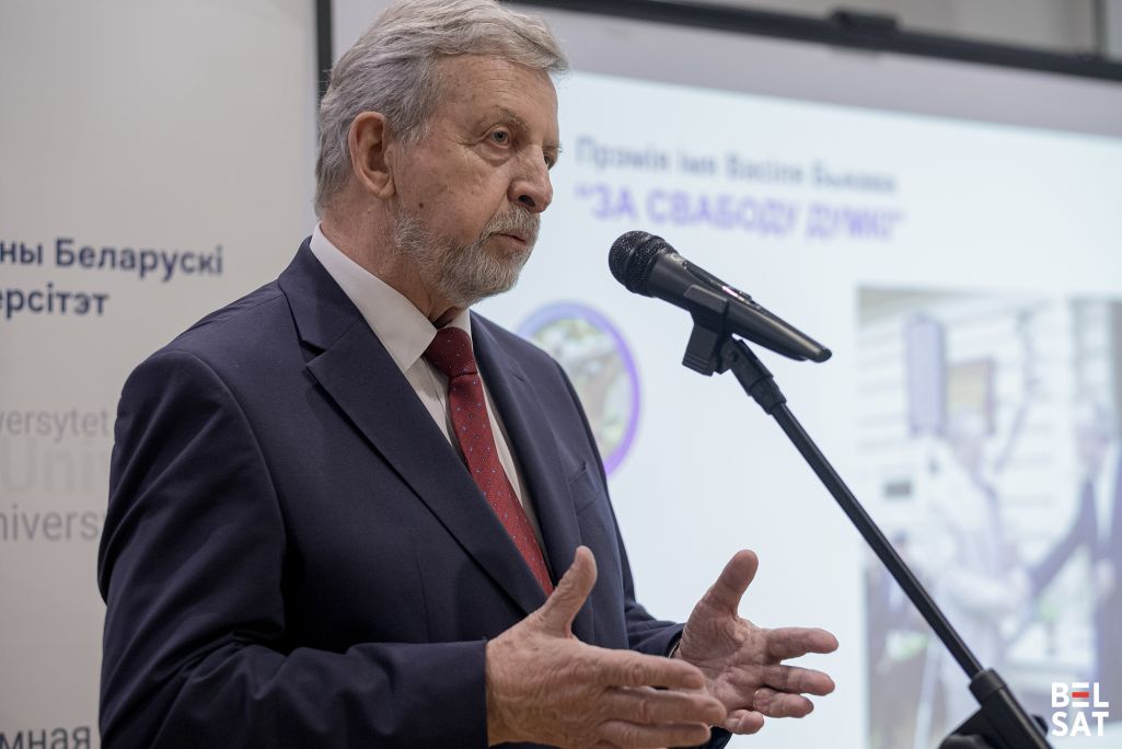 Аляксандр Мiлiнкевiч на ўручэннi прэміі імя Васіля Быкава «За свабоду думкі» у Беларускім Доме ў Варшаве, Польшча. 3 лістапада 2024 года. Фота: Белсат