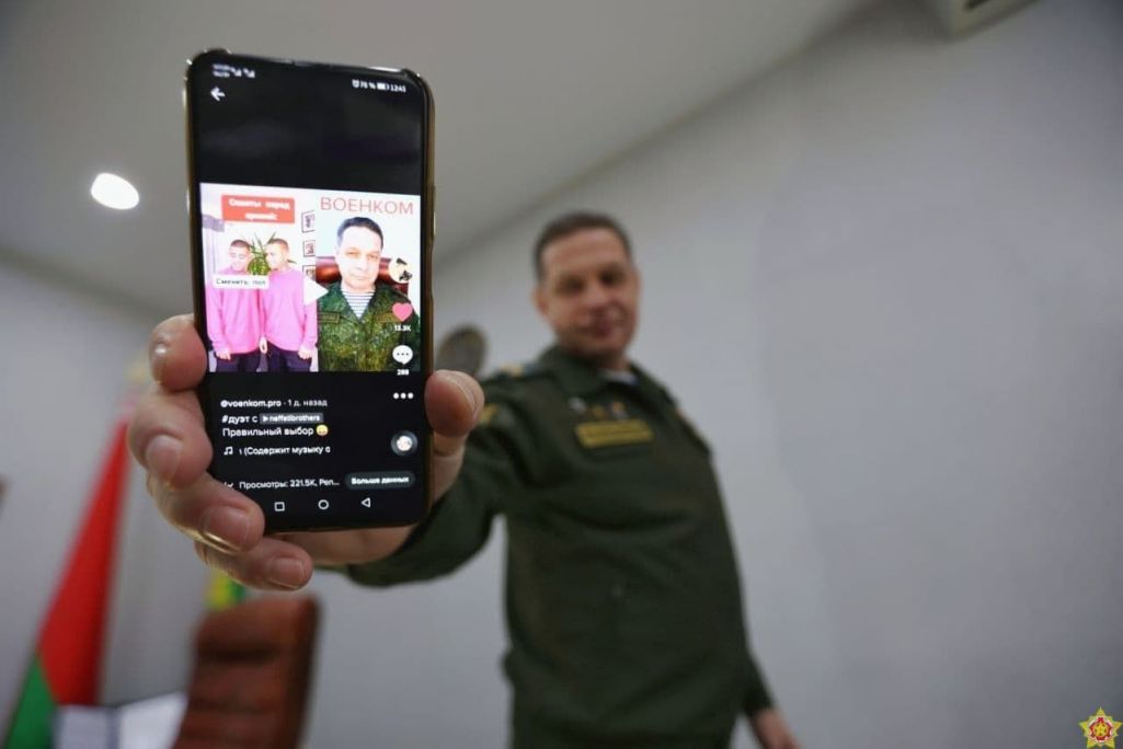 Здымак мае ілюстрацыйны характар. Супрацоўнік ваенкамату хваліцца акаўнтам у TikTok. Менск, Беларусь. 8 красавіка 2023 года. (Фота: modmilby / Telegram)