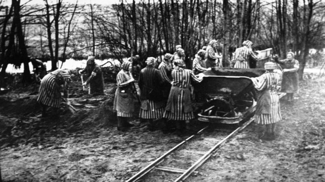Przez obóz przeszło 132 tys. kobiet i dzieci, z których zginęło około 92 tys. (fot. WikimediaCommons/Bundesarchiv, Bild)