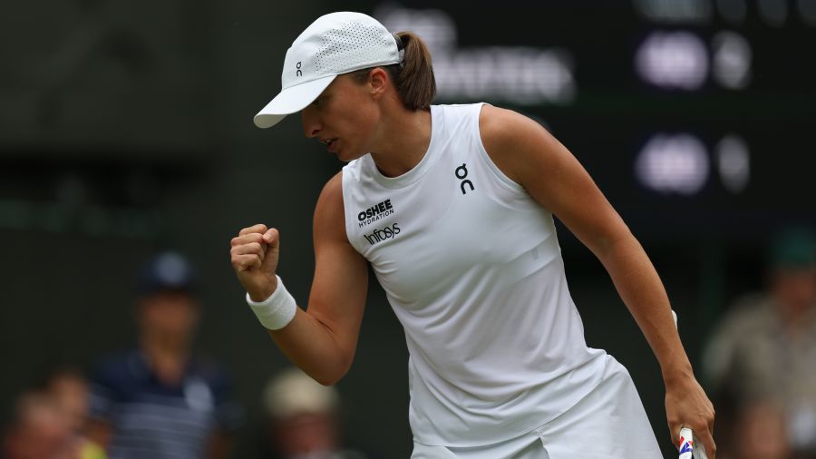 Iga Świątek is one win away from her best-ever performance at Wimbledon. (Foto Olimpik/NurPhoto via Getty Images)