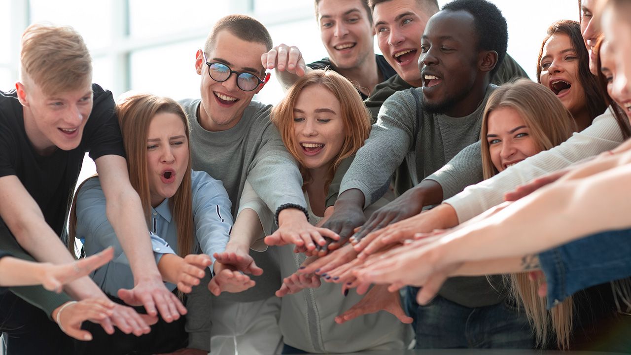 Bezpłatne staże, umowy tymczasowe – wyzwania Europejskiego Roku Młodzieży (fot. Shutterstock/ASDF_MEDIA)