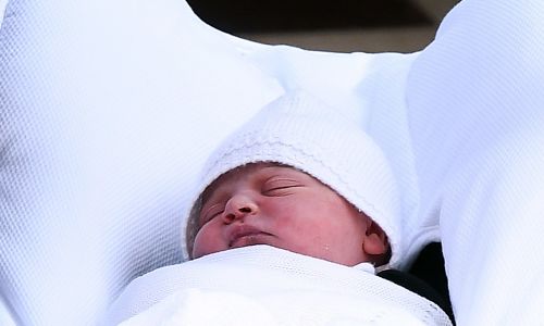 Brytyjski książę William przenosi swojego nowo narodzonego syna, opuszczając szpitalu św. Marii  w Londyn. Fot. PAP/EPA/ANDY RAIN