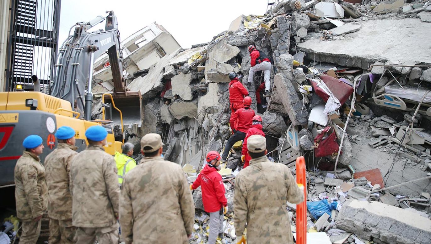 Wiele osób zginęło pod gruzami zawalonych domów (fot. Sezgin Pancar/Anadolu Agency via Getty Images)