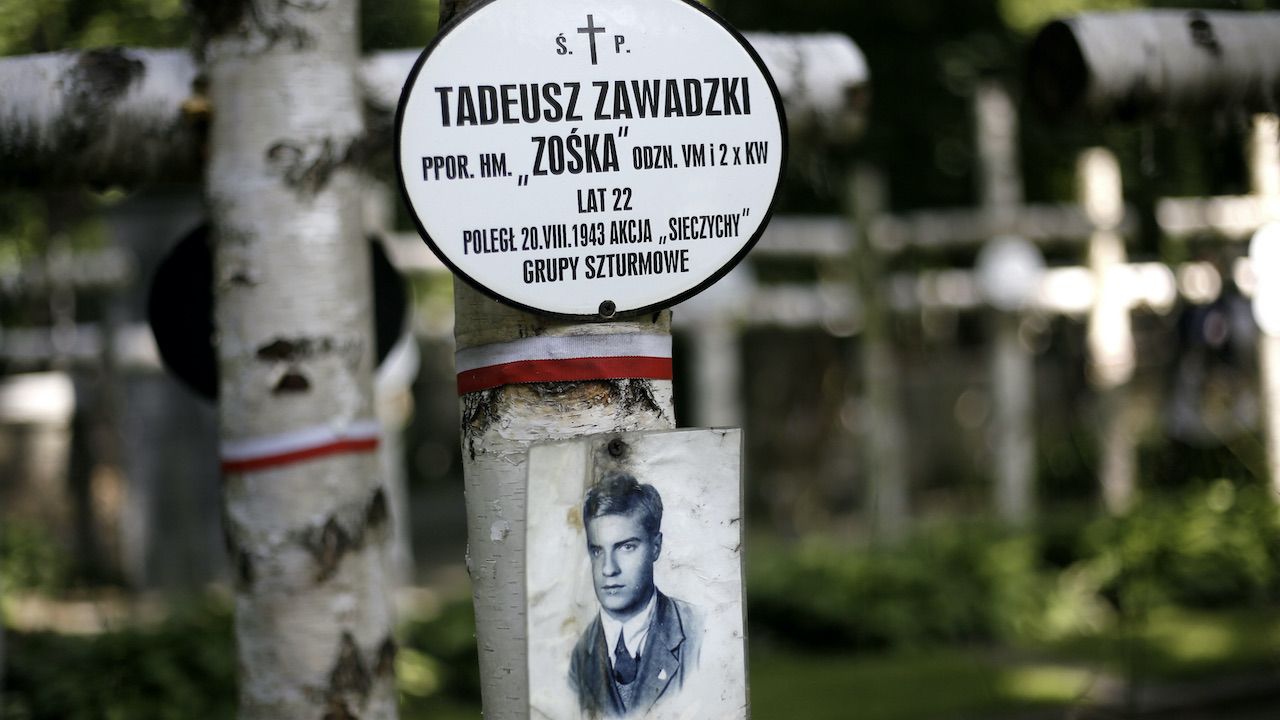 Tadeusz Zawadzki zmarł podczas akcji „Taśma” we wsi Sieczychy pod Wyszkowem (fot. arch.PAP/Leszek Szymański) Tadeusz Zawadzki zmarł podczas akcji „Taśma” we wsi Sieczychy pod Wyszkowem (fot. arch.PAP/Leszek Szymański)