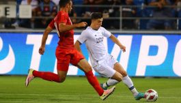 Konrad Michalak (na zdjęciu z lewej) i jego Konyaspor odpadł z eliminacji Ligi Konferencji (fot. Getty)
