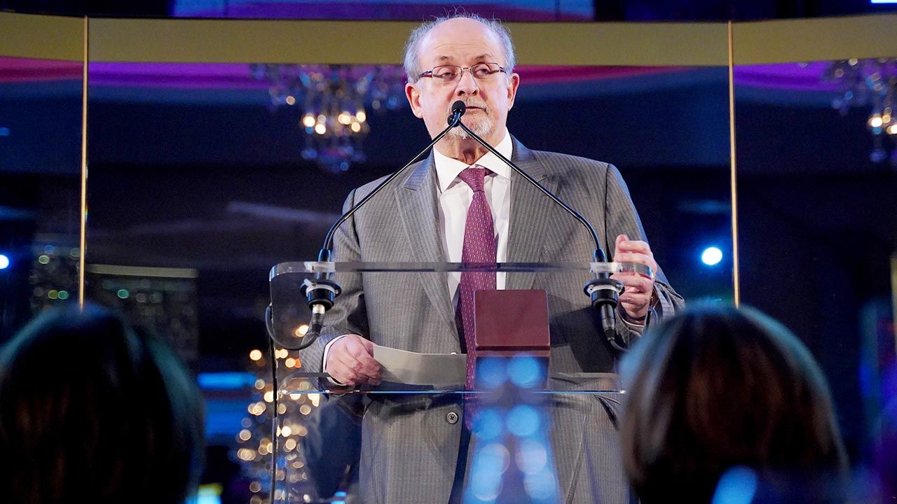 Salman Rushdie zaatakowany przed publicznym wystąpieniem (fot. Sean Zanni/Patrick McMullan via Getty Images) Salman Rushdie zaatakowany przed publicznym wystąpieniem (fot. Sean Zanni/Patrick McMullan via Getty Images)