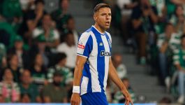 Jan Bednarek w barwach portugalskiego FC Porto (fot. Getty Images) Na zdjęciu Jan Bednarek w barwach FC Porto, skupiony na boiskowych wydarzeniach podczas meczu ze Sportingiem CP. Ubrany w niebiesko-białą koszulkę z logo klubu i sponsorem Betano, symbolizuje nowy rozdział w swojej karierze. Tło wypełniają kibice rywali, co podkreśla atmosferę intensywnego spotkania (fot. Getty Images)