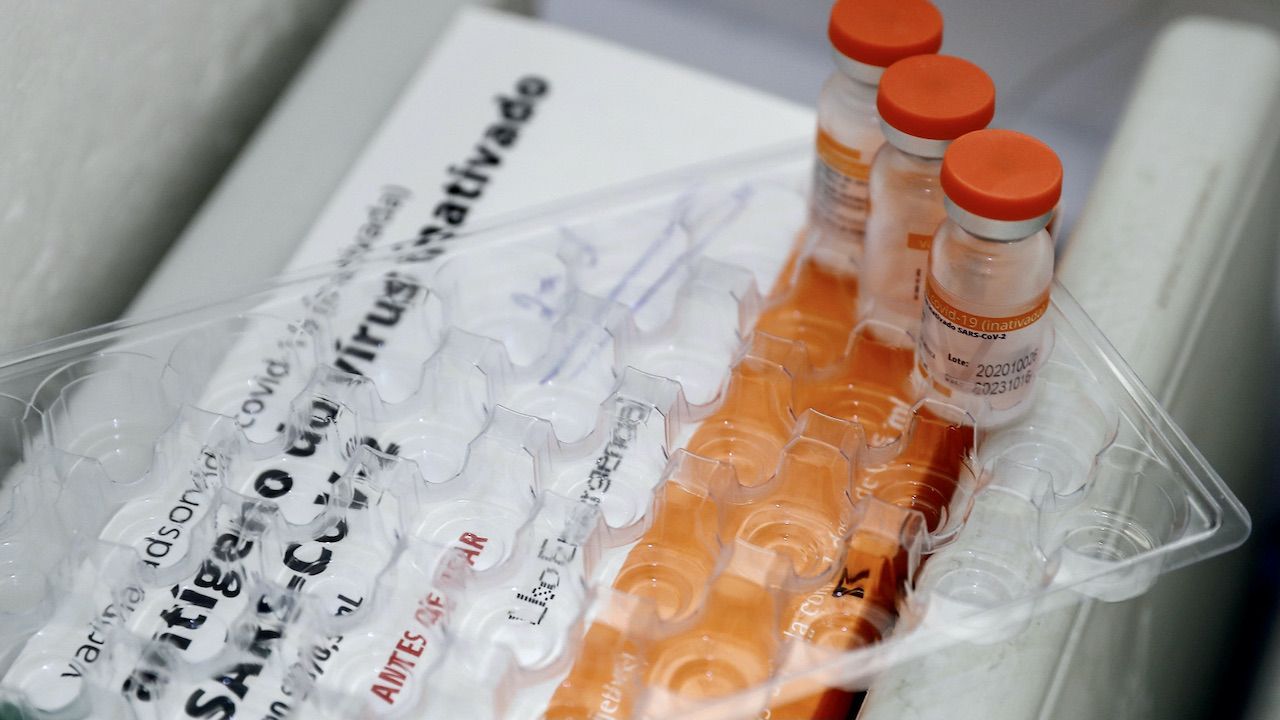 Komisja Europejska zawarła z AstraZeneca umowę na dostawę 300 mln dawek szczepionki (fot. PAP/EPA/S.MOREIRA) Komisja Europejska zawarła z AstraZeneca umowę na dostawę 300 mln dawek szczepionki (fot. PAP/EPA/S.MOREIRA)