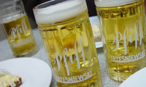 ...and beer served in tiny tumblers (1/8 liter). Fot Kelm/ullstein bild via Getty Images