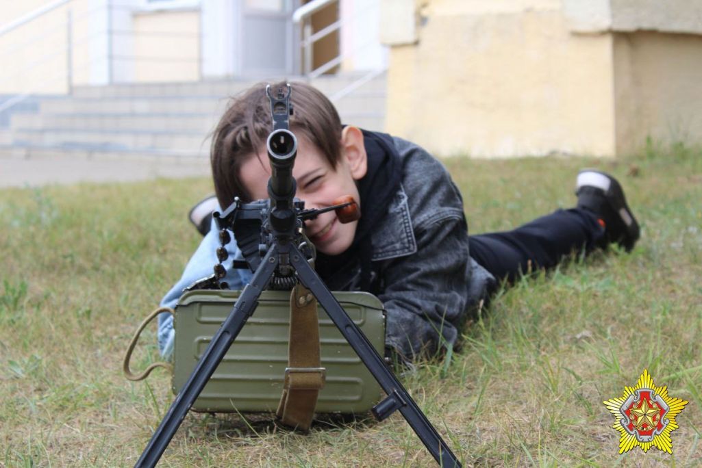 У летніках дзяцей вучаць ладзіць допыты і ваяваць. (Фота: modmilby / Telegram)
