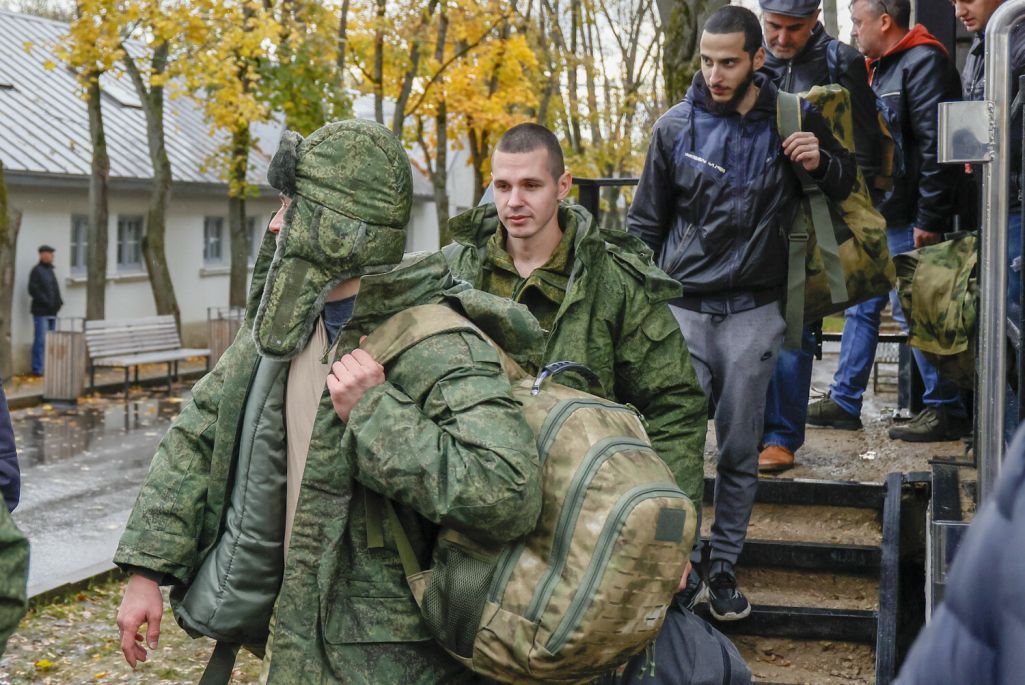 Здымак мае ілюстрацыйны характар. Расейскія салдаты каля пункту збору ў межах частковай мабілізацыі ў Маскве, Расея. 4 кастрычніка 2022 года. (Фота: Sefa Karacan / Anadolu Agency / Abaca Press / East News)