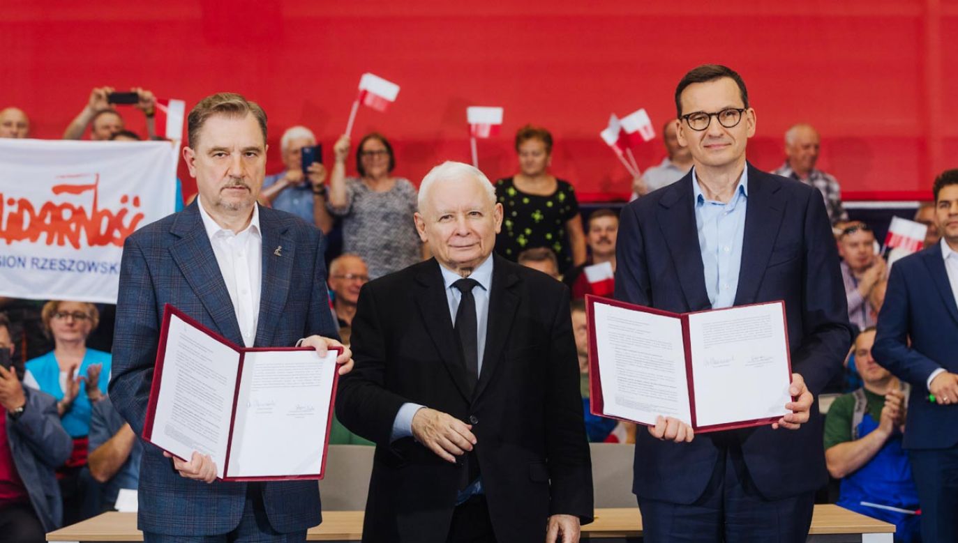 Premier i szef „Solidarności” podpisali porozumienie rząd „ NSZZ „Solidarność” (fot. TT/@MorawieckiM)