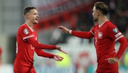 Sebastian Szymański (L) i Matty Cash (P) (fot. PAP/Leszek Szymański)