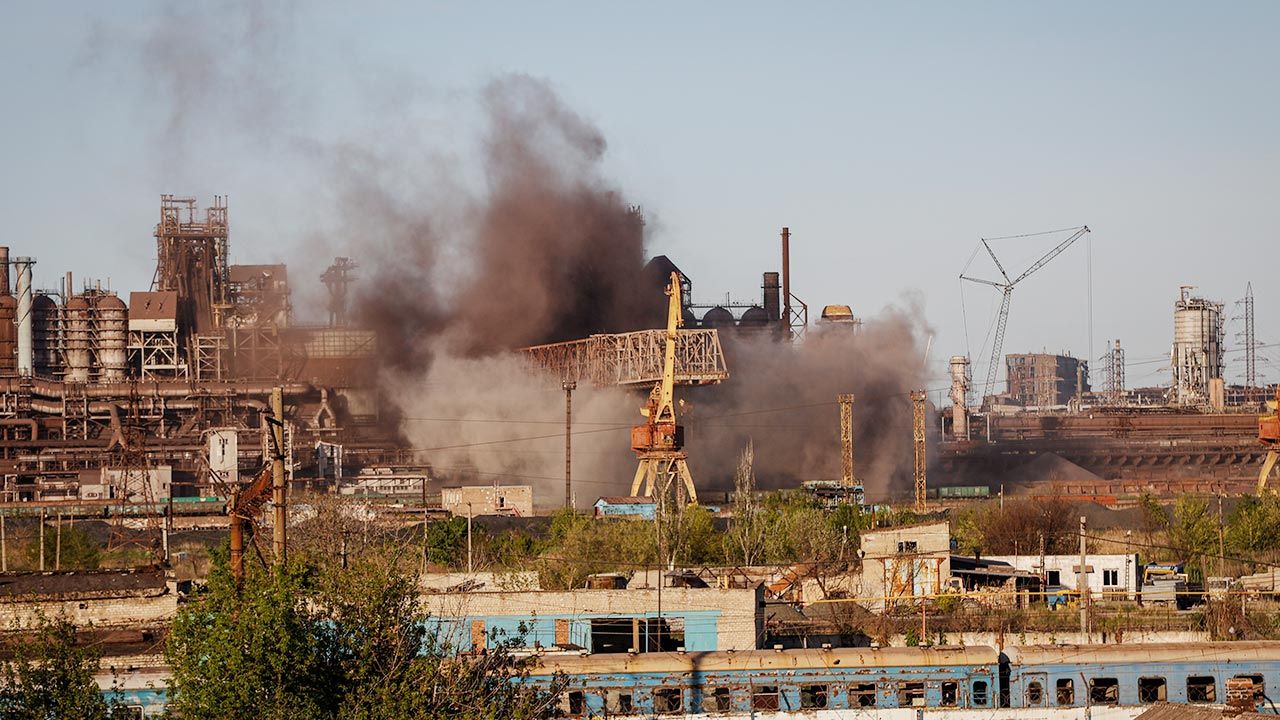 Bombardowanie Azowstalu w Mariupolu (fot. PAP/EPA/ALESSANDRO GUERRA)